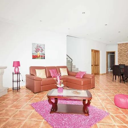 Villa Sleeps 6 Air Con Wifi *
